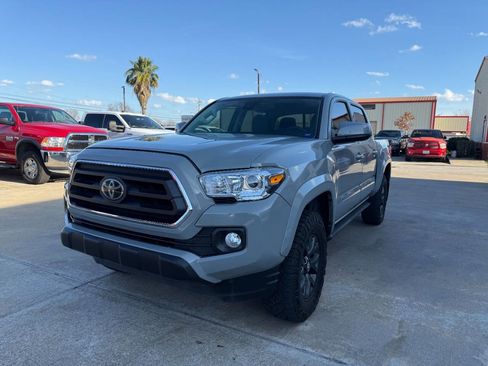 Used 2021 Toyota Tacoma SR5 w/ SR5 Appearance Package (SM) image 3