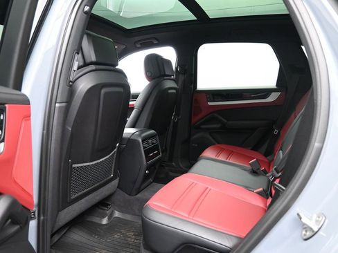 Used 2024 Porsche Cayenne image 27