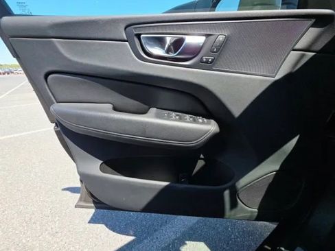 Used 2022 Volvo XC60 B5 Momentum AWD/4WD image 11