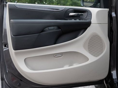 Used 2018 Dodge Grand Caravan SE w/ UConnect Hands-Free Group FWD image 10