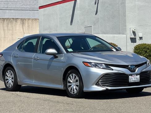 Used 2020 Toyota Camry LE FWD image 5