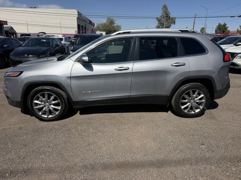 Used 2018 Jeep Cherokee Limited FWD image 8
