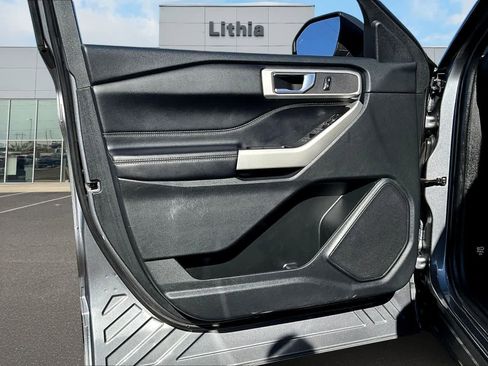 Used 2022 Ford Explorer XLT image 28