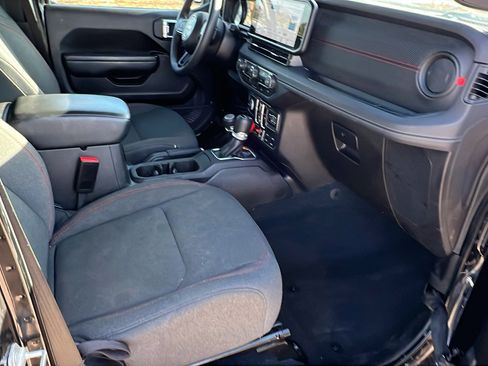 Used 2024 Jeep Wrangler Unlimited Rubicon w/ Convenience Group image 19