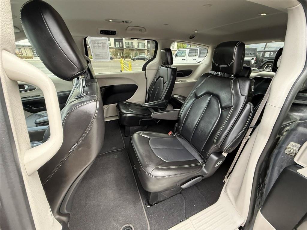 Used 2023 Chrysler Pacifica Touring-L FWD image 16