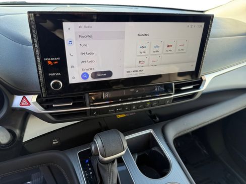 Used 2025 Toyota Sienna XLE image 12