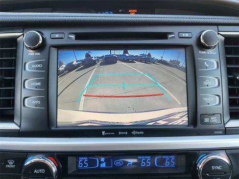 Used 2019 Toyota Highlander XLE image 17