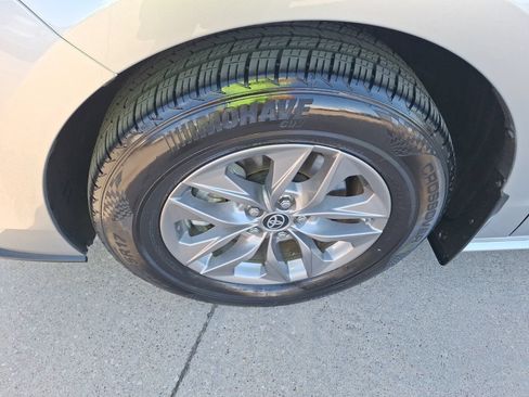 Used 2024 Toyota Sienna LE FWD image 11