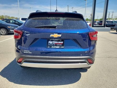 Used 2024 Chevrolet Trax LT w/ Sunroof Package FWD image 5
