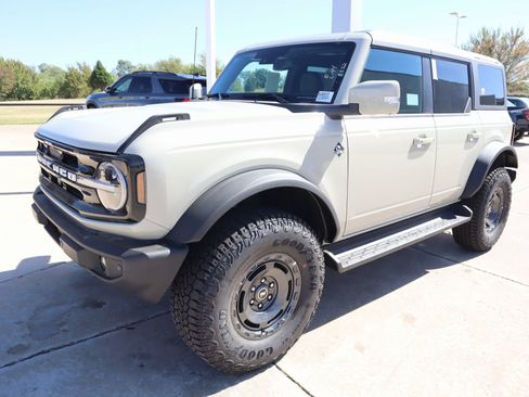 New 2025 Ford Bronco Outer Banks w/ Sasquatch Package image 11
