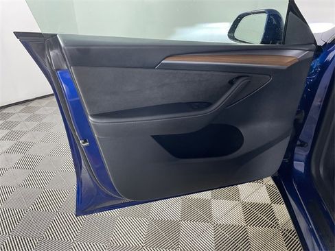 Used 2024 Tesla Model Y 2WD image 17