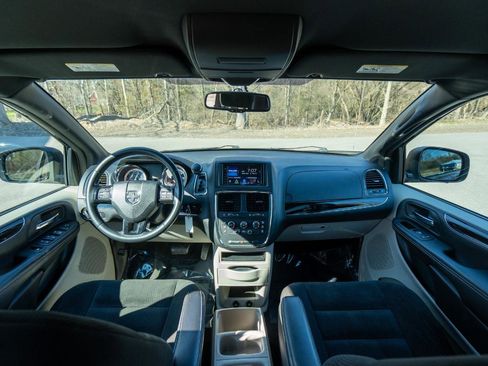 Used 2016 Dodge Grand Caravan SE FWD image 10