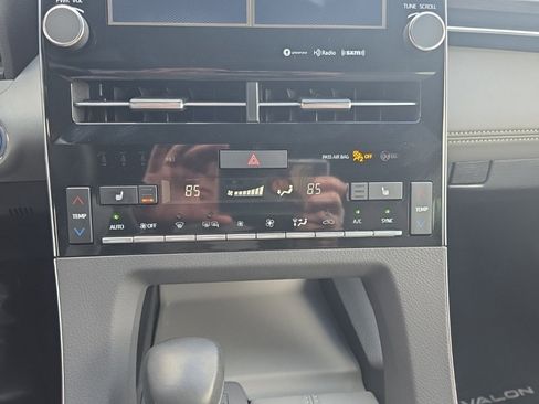 Certified 2021 Toyota Avalon XLE image 24