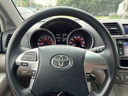 Used 2013 Toyota Highlander Plus AWD/4WD image 23
