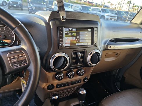 Used 2017 Jeep Wrangler Unlimited Rubicon w/ Connectivity Group image 12