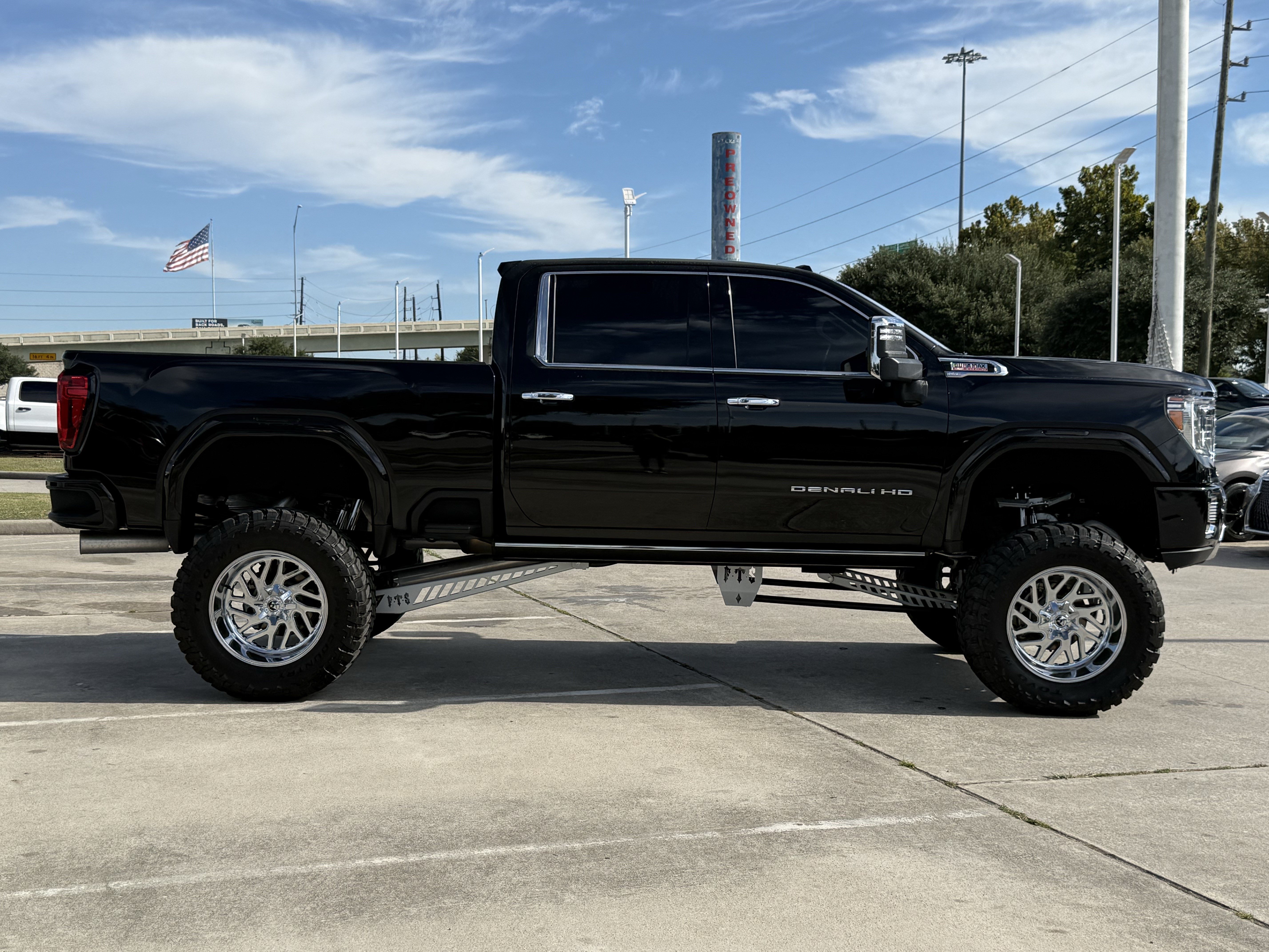 Used 2021 GMC Sierra 2500 Denali w/ Denali Black Diamond Edition AWD/4WD image 3