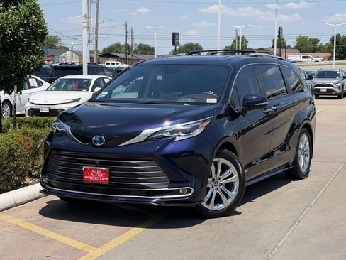 Used 2021 Toyota Sienna Platinum FWD image 2
