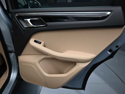 Certified 2025 Porsche Macan AWD/4WD image 19