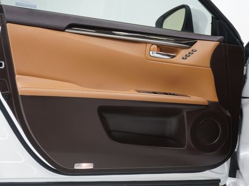 Used 2018 Lexus ES 350 w/ Luxury Package w/Wood Trim image 11