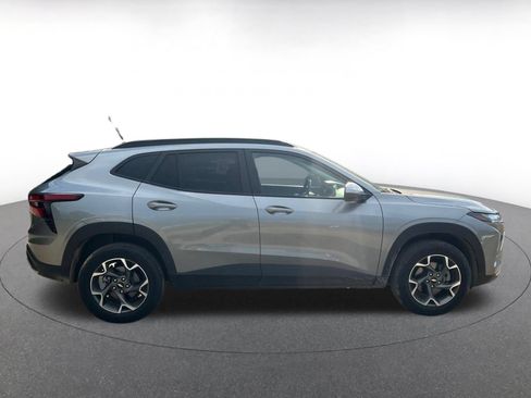 Used 2025 Chevrolet Trax LT w/ LT Convenience Package FWD image 18