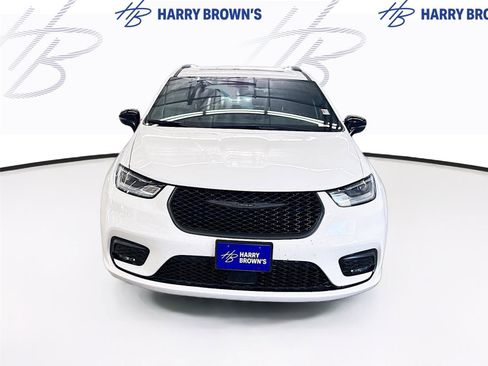 Used 2025 Chrysler Pacifica Limited image 6