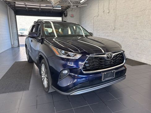 Used 2022 Toyota Highlander Platinum image 2