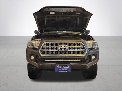 Used 2017 Toyota Tacoma TRD Off-Road w/ Tow Package (A/T) AWD/4WD image 4