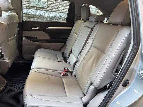 Used 2019 Toyota Highlander XLE AWD/4WD image 22