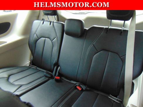 Used 2024 Chrysler Pacifica Touring-L image 36