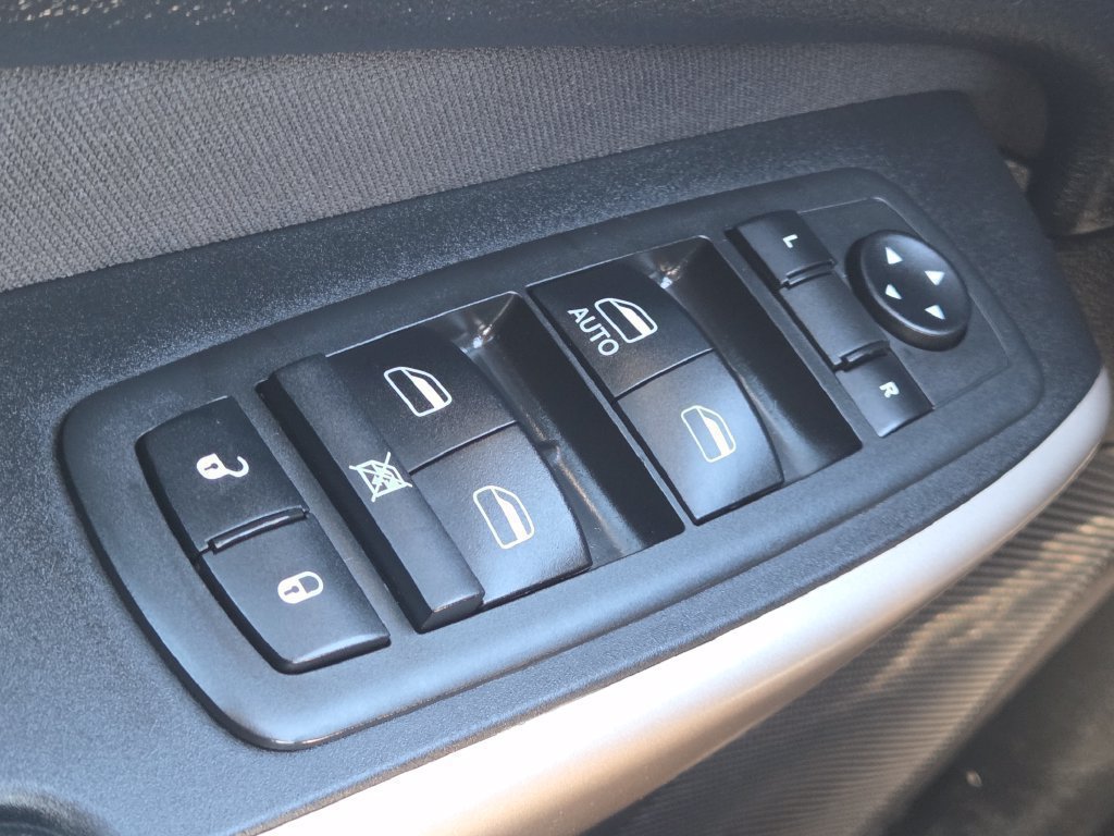 Used 2018 Jeep Cherokee Latitude w/ Altitude Package FWD image 24