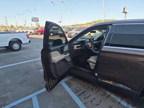 Used 2022 Lincoln Aviator Reserve w/ Equipment Group 201A image 10