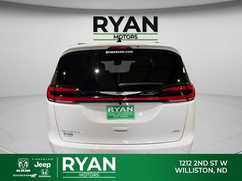 New 2026 Chrysler Pacifica Pinnacle AWD/4WD image 8