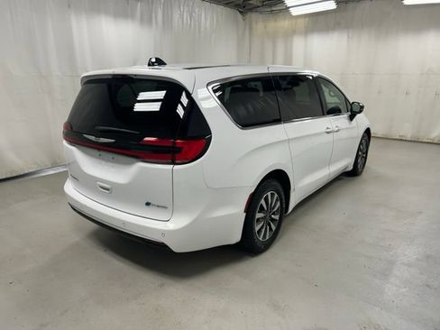 Used 2024 Chrysler Pacifica Limited FWD image 4