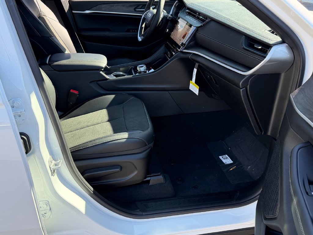 New 2026 Jeep Grand Cherokee Altitude RWD image 18