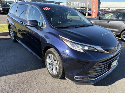 Used 2023 Toyota Sienna Limited image 2