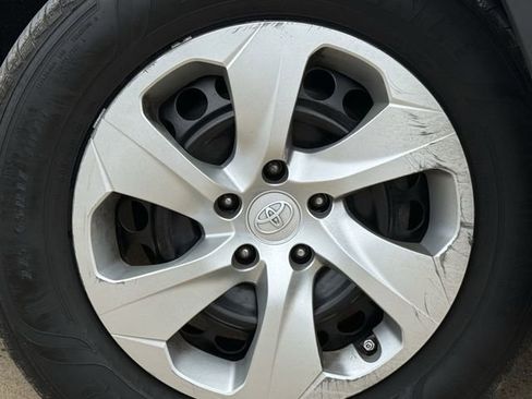 Used 2021 Toyota RAV4 LE AWD/4WD image 10