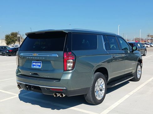 Used 2023 Chevrolet Suburban Premier image 3