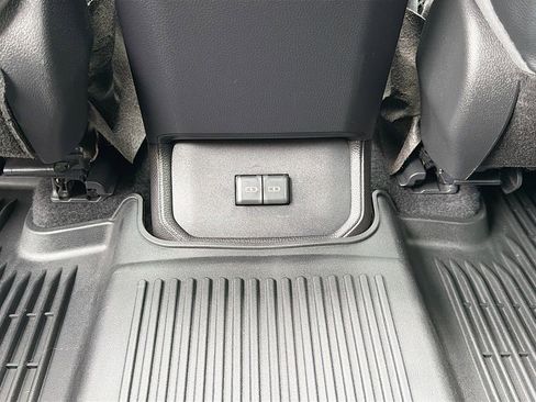 Used 2022 Toyota Highlander XLE AWD/4WD image 27