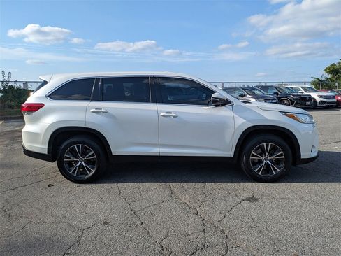 Used 2019 Toyota Highlander LE image 3