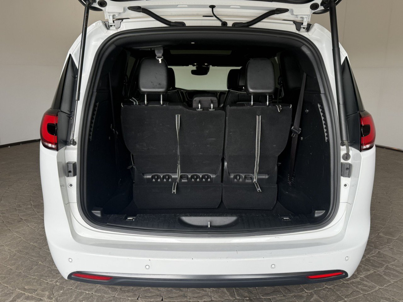 Used 2025 Chrysler Pacifica Limited FWD image 7