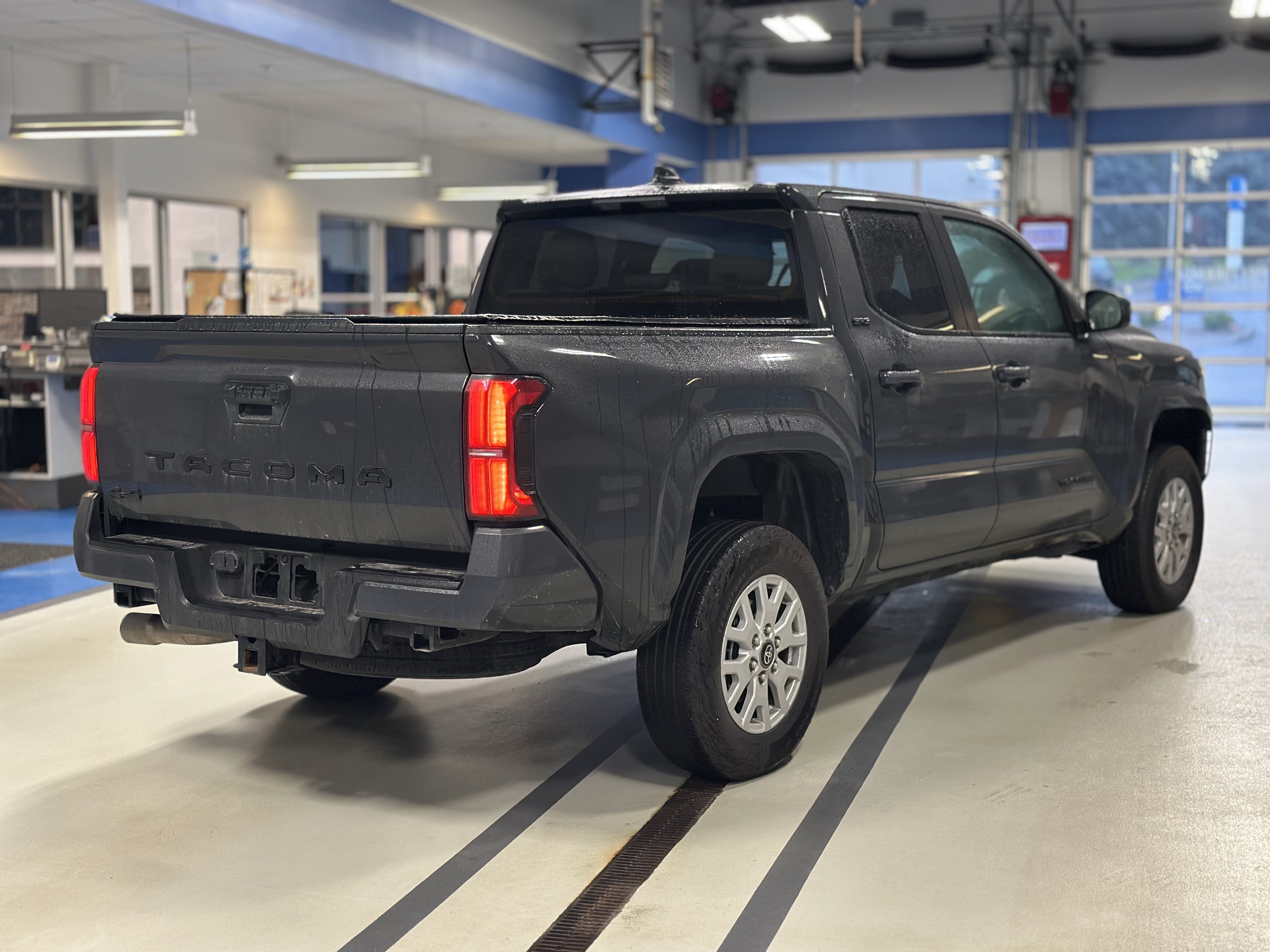 Used 2025 Toyota Tacoma SR5 AWD/4WD image 5