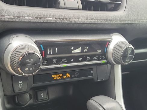 Used 2021 Toyota RAV4 LE image 27