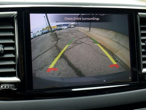 Used 2022 Chrysler Pacifica Touring-L image 12