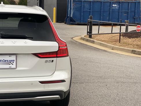 Used 2025 Volvo V60 B5 Cross Country Plus image 25