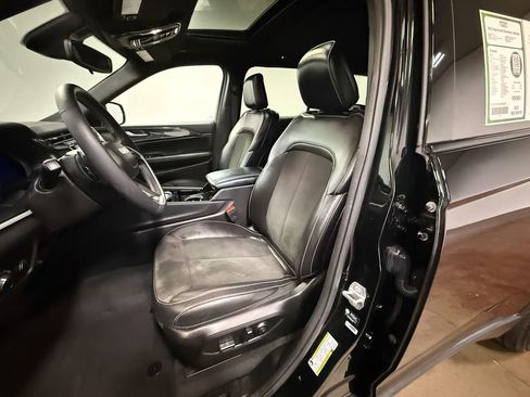 Used 2023 Jeep Grand Cherokee L Laredo image 13