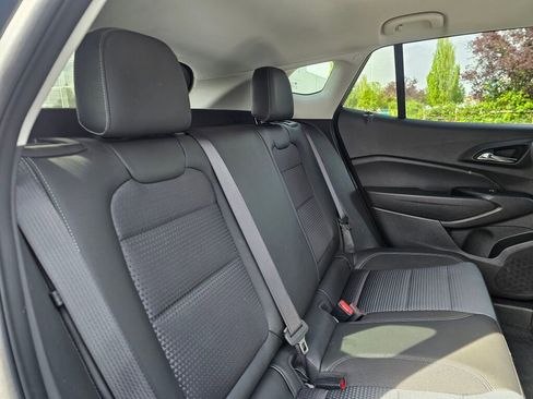 Used 2025 Chevrolet Trax LT w/ LT Convenience Package FWD image 17