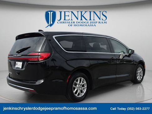 Used 2024 Chrysler Pacifica Touring-L FWD image 5