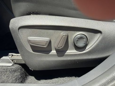 Used 2020 Toyota Highlander XLE AWD/4WD image 25