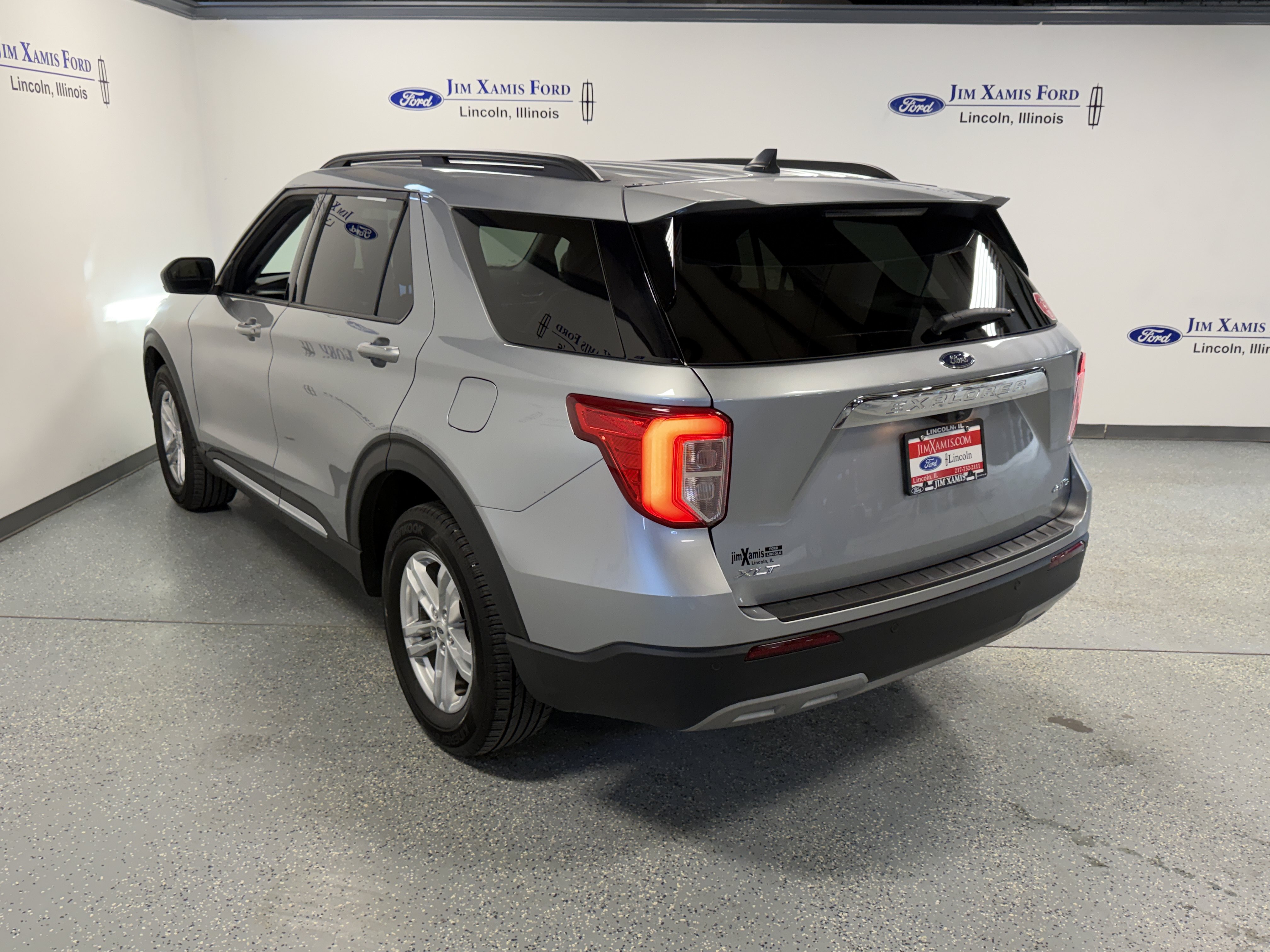 Used 2024 Ford Explorer XLT w/ Equipment Group 202A AWD/4WD image 31