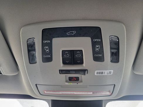 Used 2022 Toyota Sienna XLE image 29